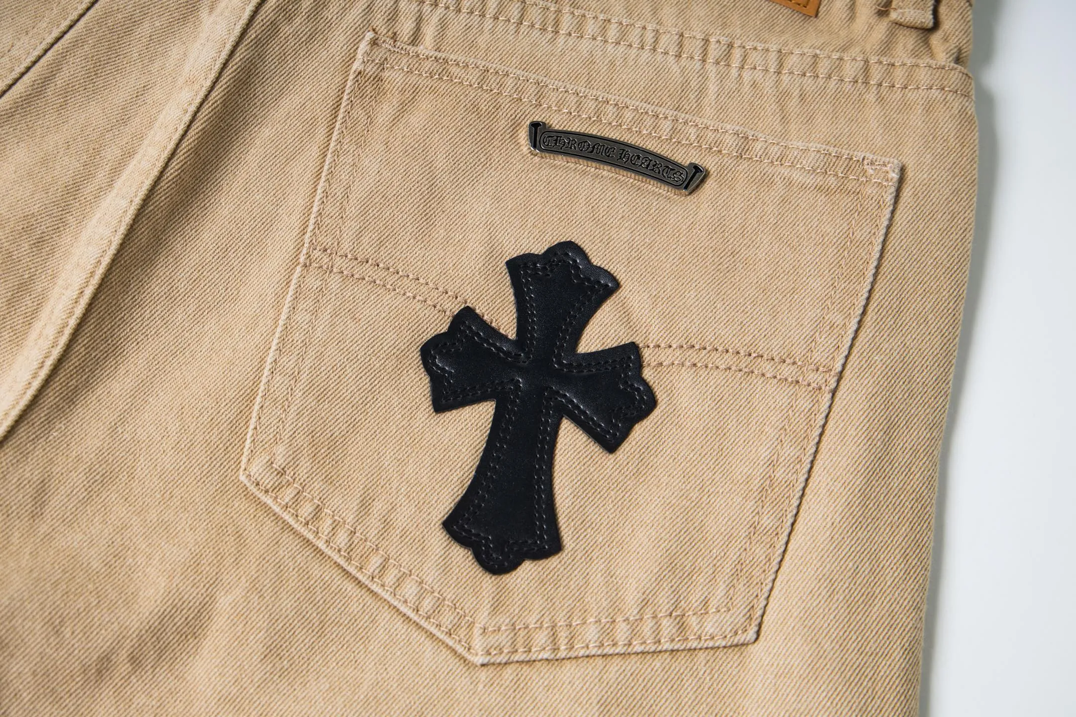 P240 Chrome Hearts 2025 New Miami Limited Couple Washed Jeans with Multiple Black Cross Leather Labels is a hot item this season and is sought after by countless celebrities and fashionistas. The neat details of the cutting process add color to the playful fashion! The neat and meticulous design, and the well-fitting structure is unique. The upper body not only has outstanding recognition, but also looks younger and younger. A style with the ultimate wearing meaning and performance, gorgeous color matching, and the craftsmanship of this style is also extremely extraordinary. After the finished product is washed, it is disassembled and hand-made with sheepskin cross leather and then spliced ​​together to complete. The whole piece has too many craftsmanship to describe. It is decorated with patchwork cross flowers and high-waisted washed jeans! ! Absolutely high-end luxury product, a god-level single product, a super popular product, made with top heavy industry, a magic weapon that cannot be missed in the street. Style number: 1866# Size: 28 30 32 34 Color: khaki pink khaki black